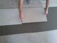Comment poser un carrelage avec un ciment-colle